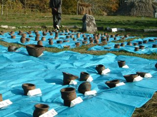 広場のブルーシートの上に並べられた土器の数々